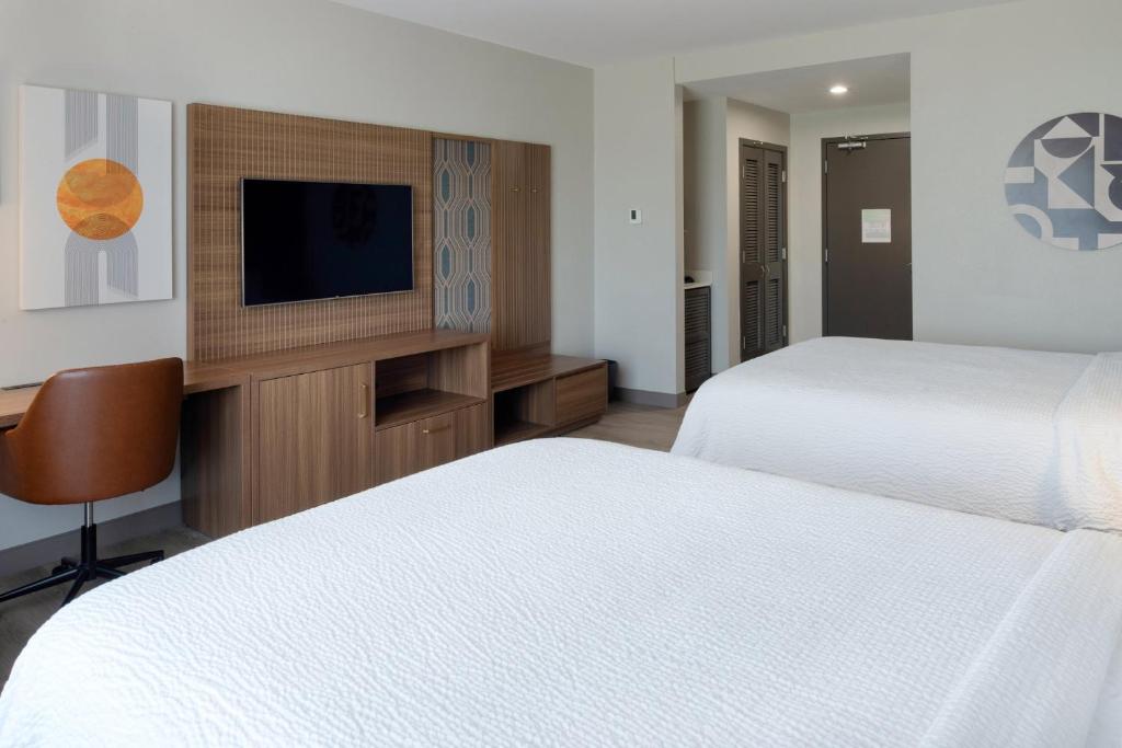Holiday Inn Rock Hill by IHG - Standard Queen Room With Two Queen Beds
