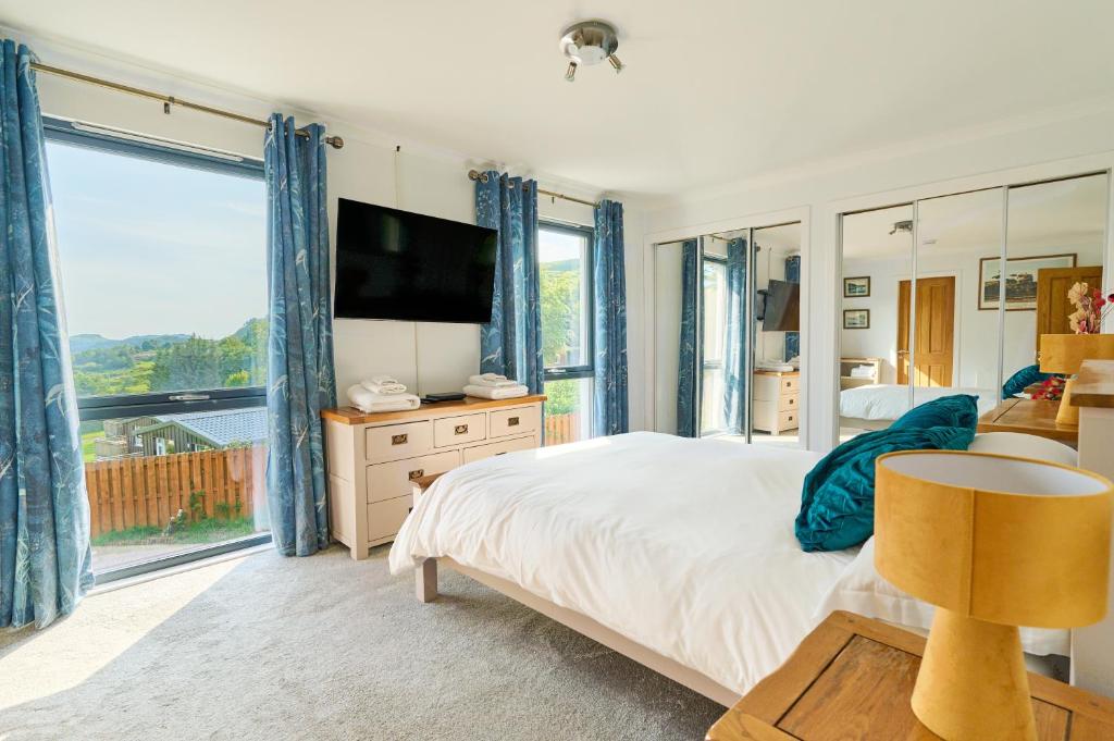 una camera con un grande letto e una grande finestra di 5 bed house near Oban a Oban