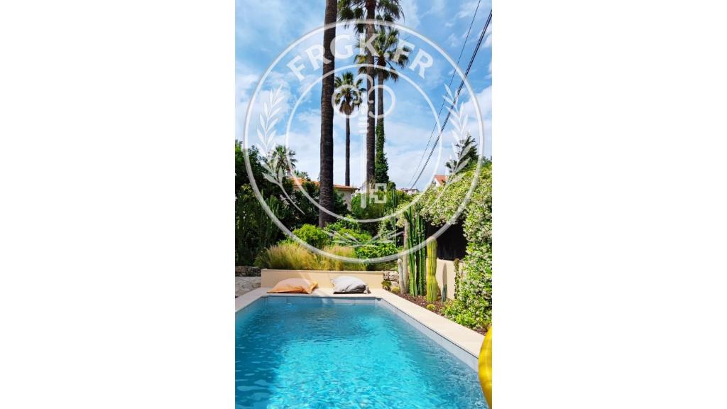 une piscine dans une cour avec une grande roue dans l'établissement FRGK 