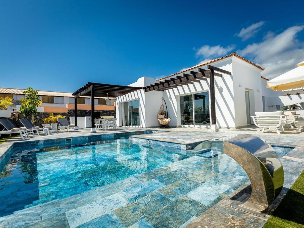 ein Swimmingpool im Hinterhof einer Villa in der Unterkunft Enchanting Villa Alma in Playa Paraiso