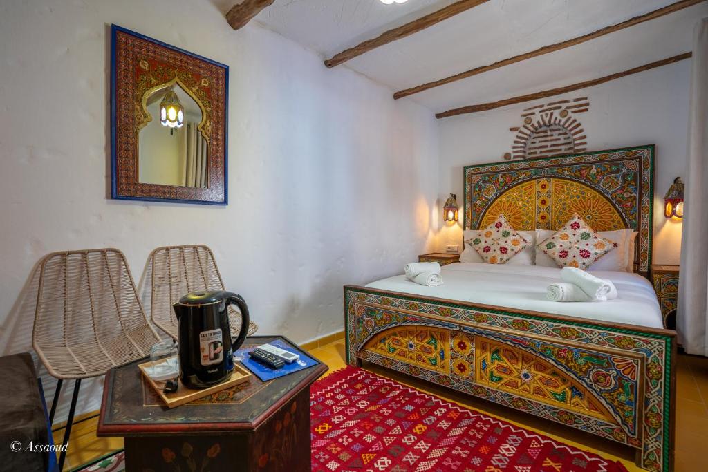 Łóżko lub łóżka w pokoju w obiekcie Riad ALHAMBRA