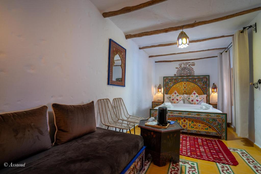 Łóżko lub łóżka w pokoju w obiekcie Riad ALHAMBRA