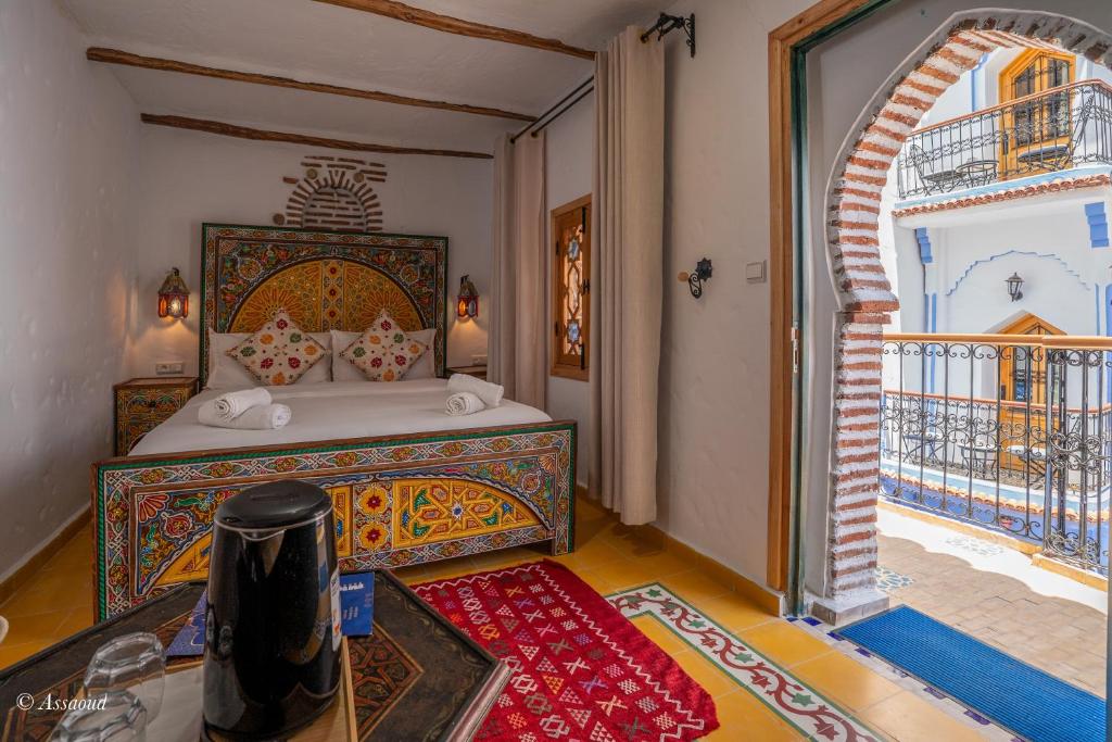 Łóżko lub łóżka w pokoju w obiekcie Riad ALHAMBRA