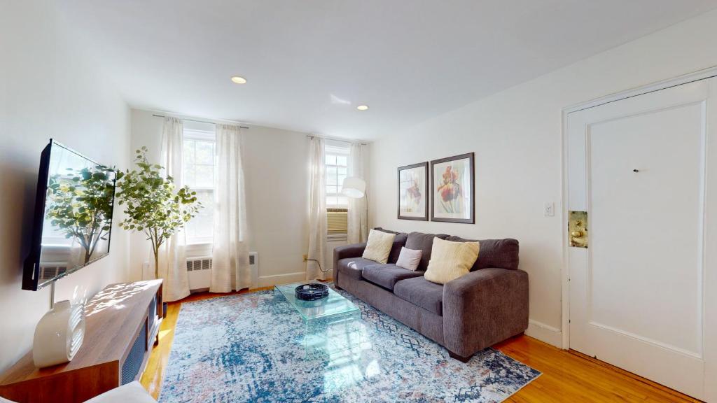 Χώρος καθιστικού στο Bright 2br In Brookline