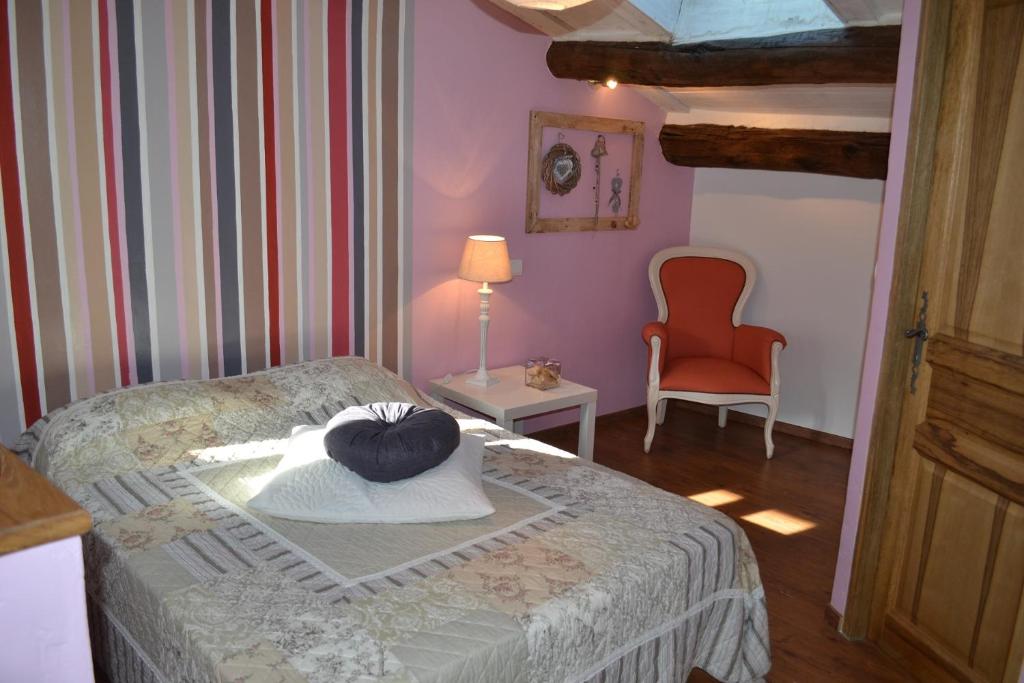 1 dormitorio con 1 cama con sombrero en L'oustal Les Fayards, en Meyrueis