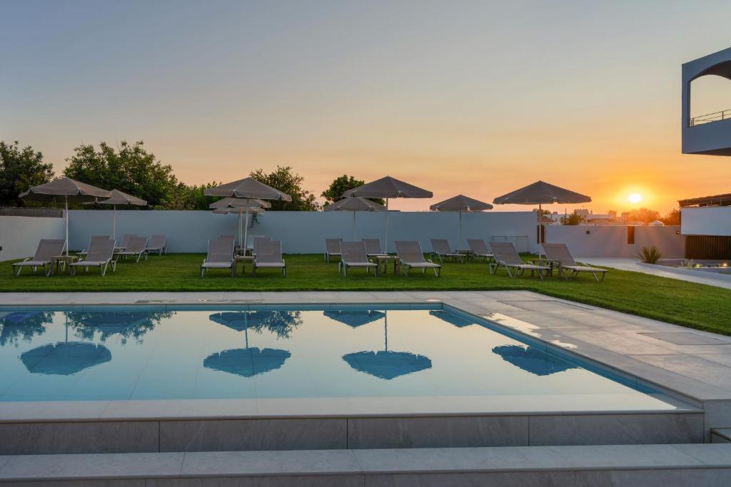 Bazén v ubytování Pinelopi Hotel nebo v jeho okolí