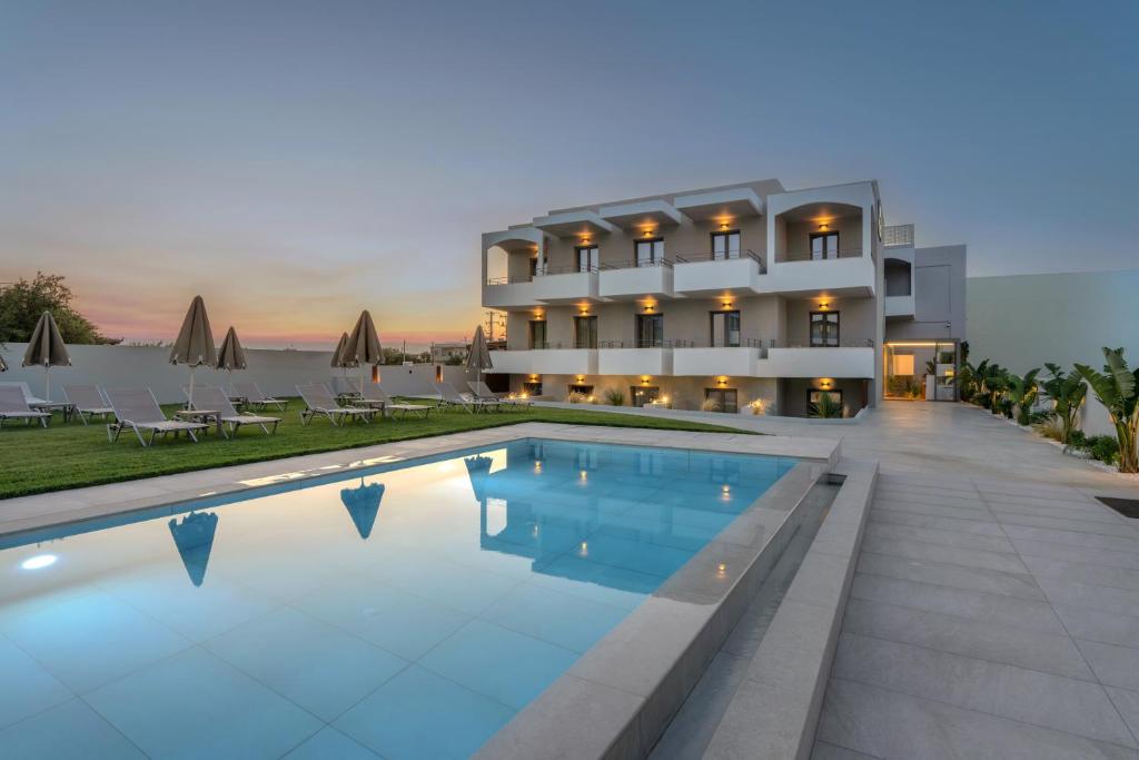 Bazén v ubytování Pinelopi Hotel nebo v jeho okolí