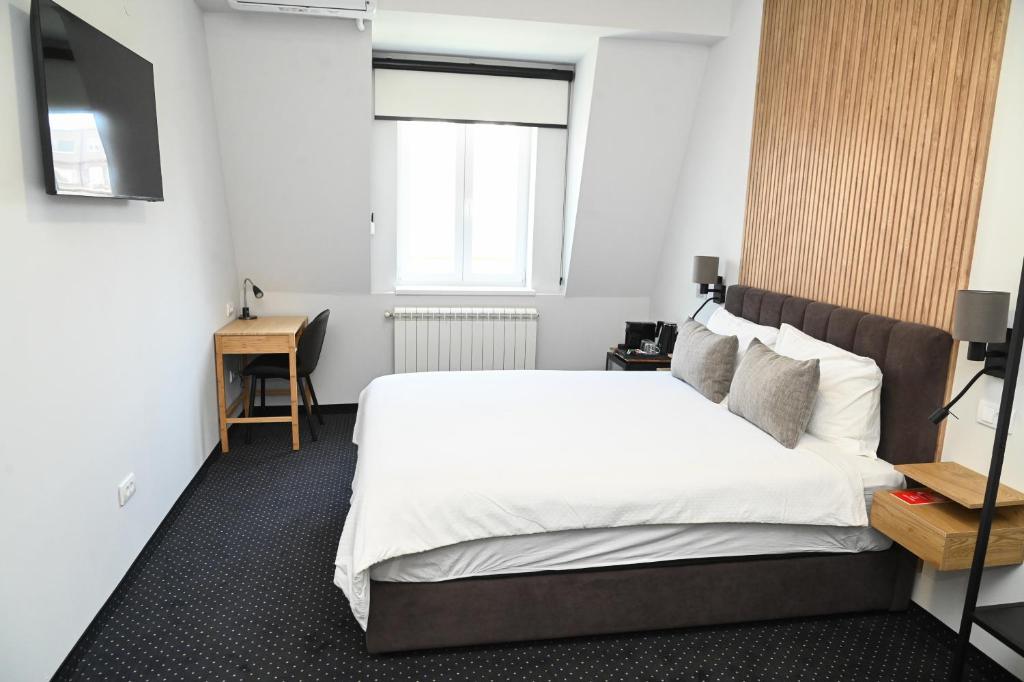 Postel nebo postele na pokoji v ubytování Republic Square Luxury Suites