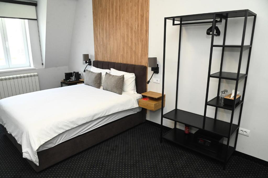 Postel nebo postele na pokoji v ubytování Republic Square Luxury Suites