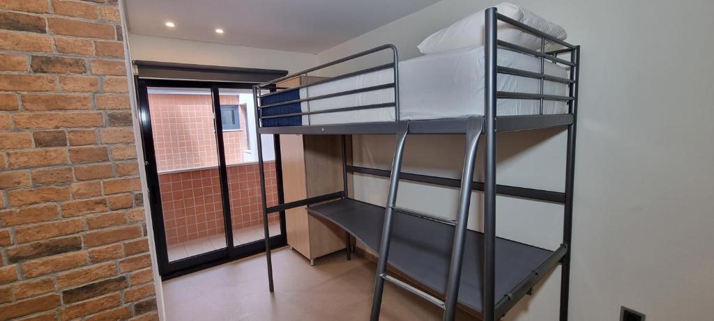Palanda nebo palandy na pokoji v ubytování Claris B&B - Hostel