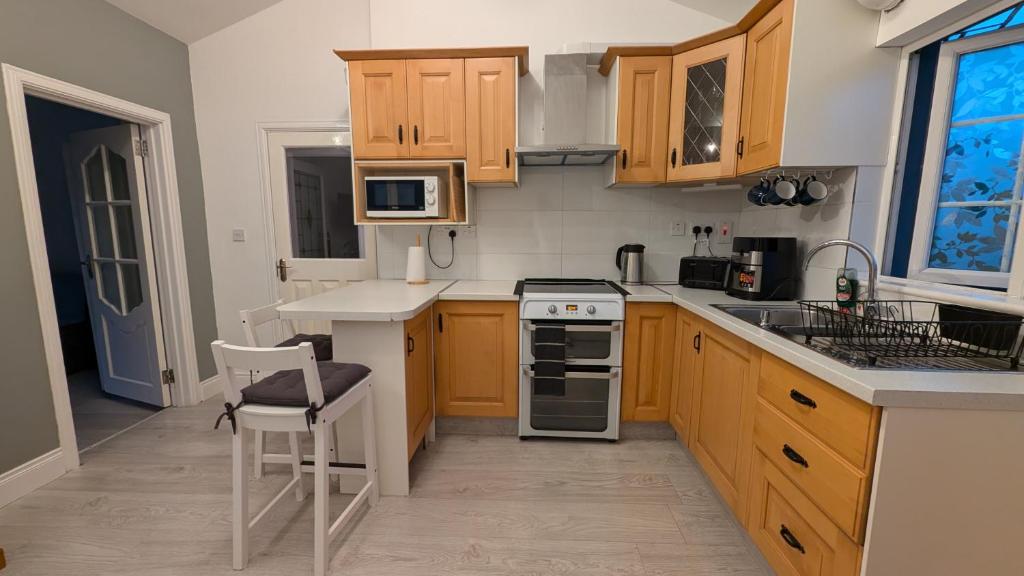 Kuchyň nebo kuchyňský kout v ubytování Snug Harbour apartment