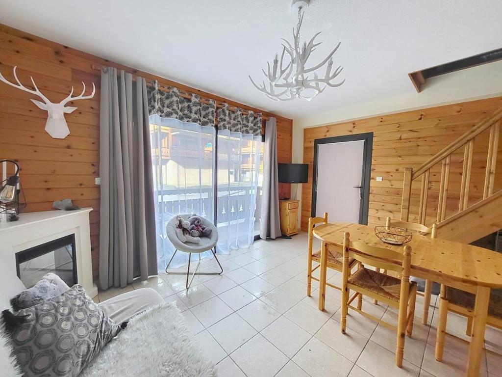 Posezení v ubytování Appartement dans chalet pied des pistes