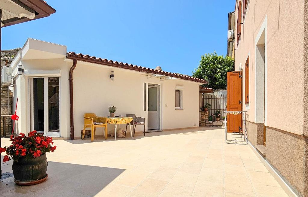 a courtyard of a house with a table and chairs at Apartment Lux in Novigrad Istria