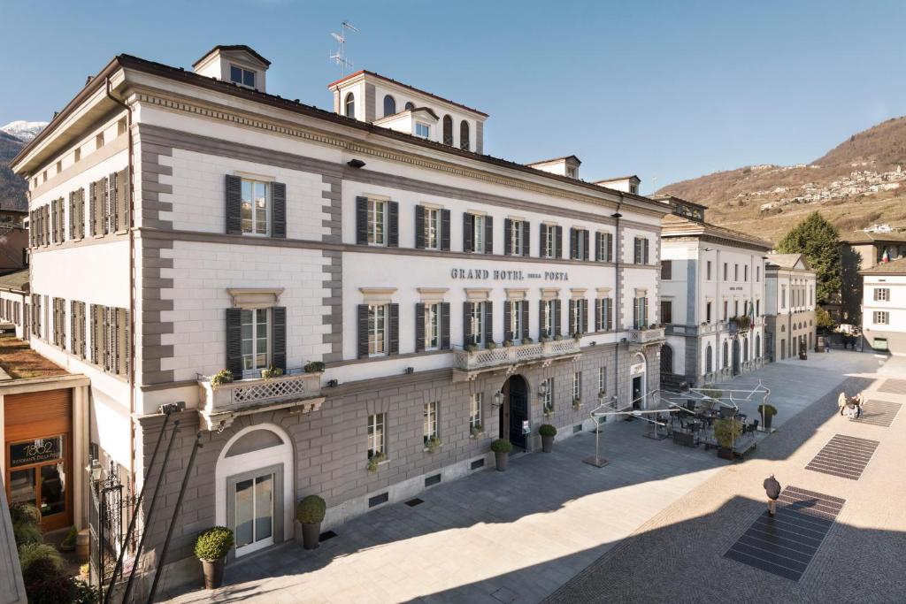 an aerial view of a building in a street at Grand Hotel Della Posta in Sondrio