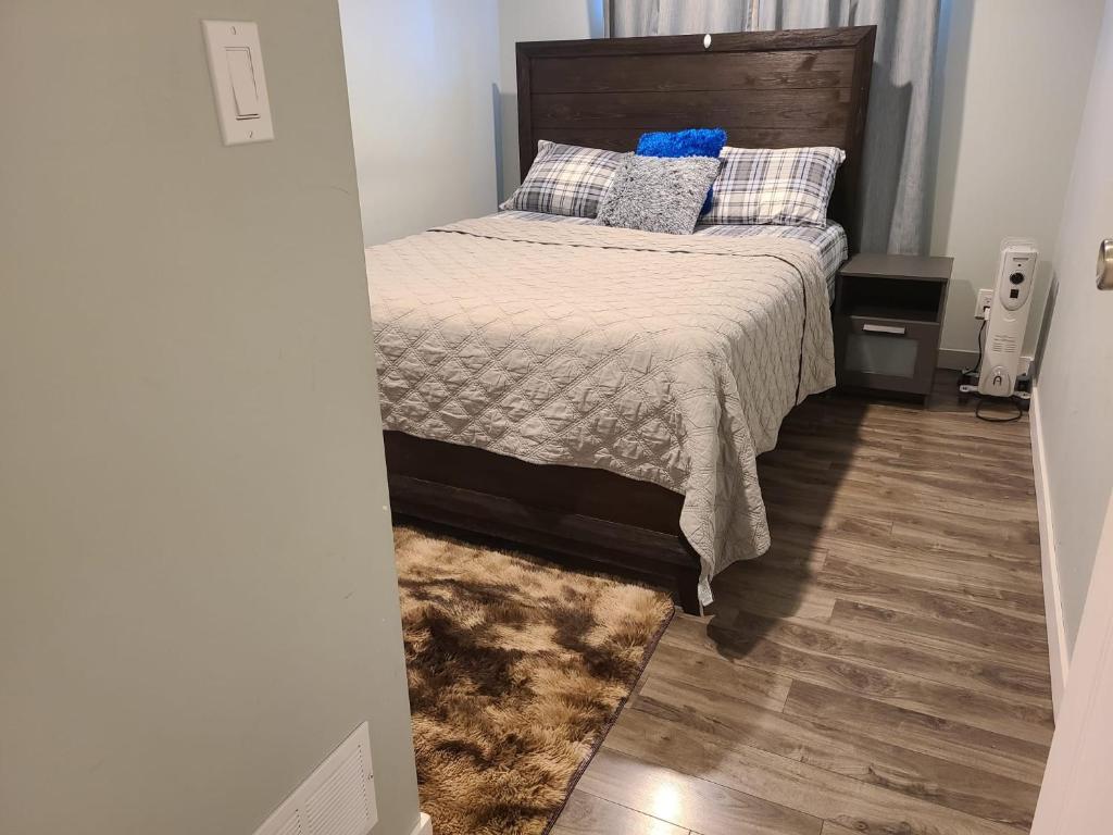 Rúm í herbergi á Winnipeg Peace Home