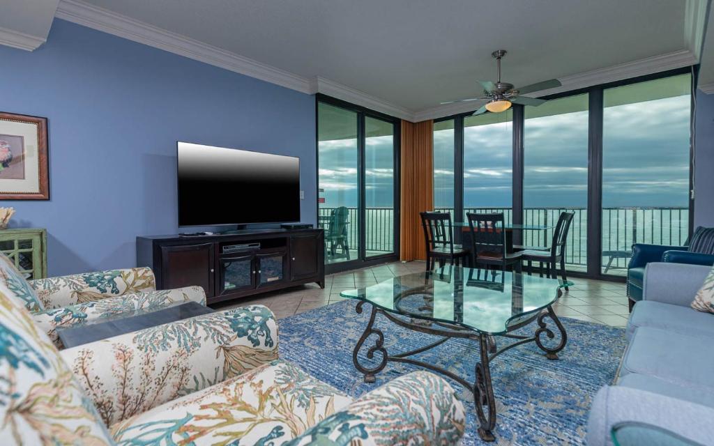 オレンジビーチにあるPhoenix IX 705 condoのソファ、テレビ、テーブルのあるリビングルーム