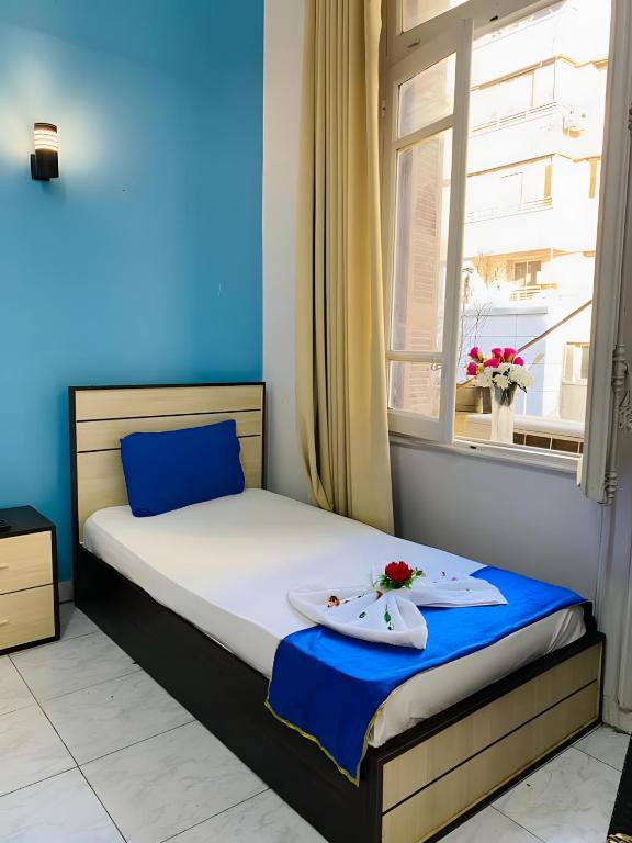 Postel nebo postele na pokoji v ubytování Hostgram Hotel in cairo