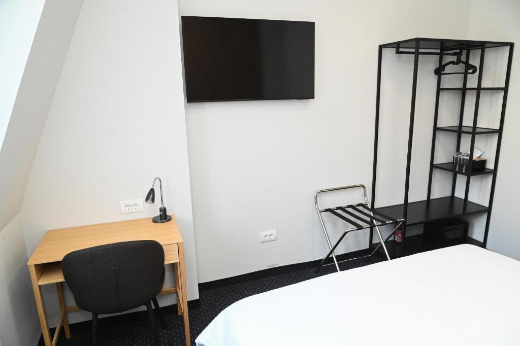 Postel nebo postele na pokoji v ubytování Republic Square Luxury Suites
