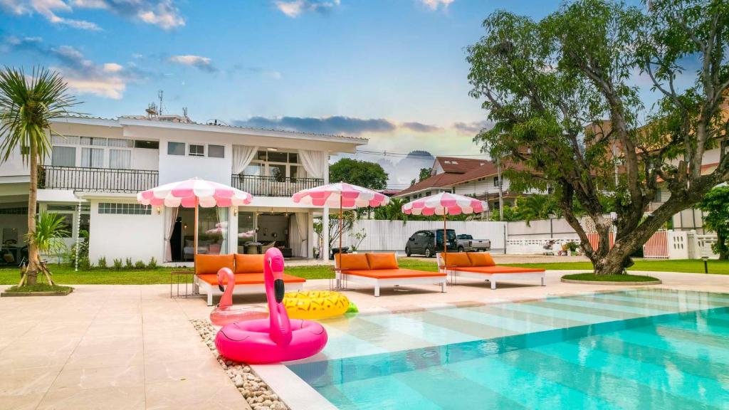 Πισίνα στο ή κοντά στο Luxury Villa on Nimman Pool Table Huge Garden