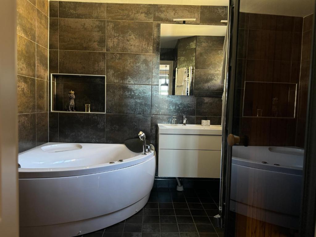 Koupelna v ubytování Hotell Vaxblekaregården