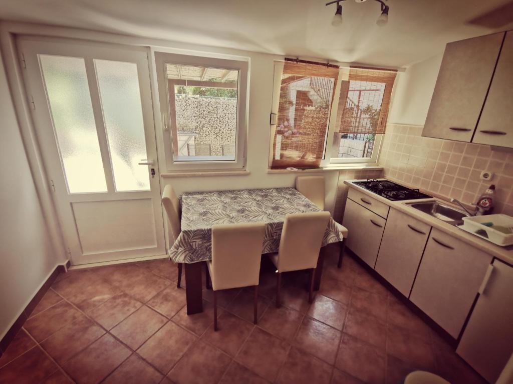 Kuchyňa alebo kuchynka v ubytovaní Apartments Indira