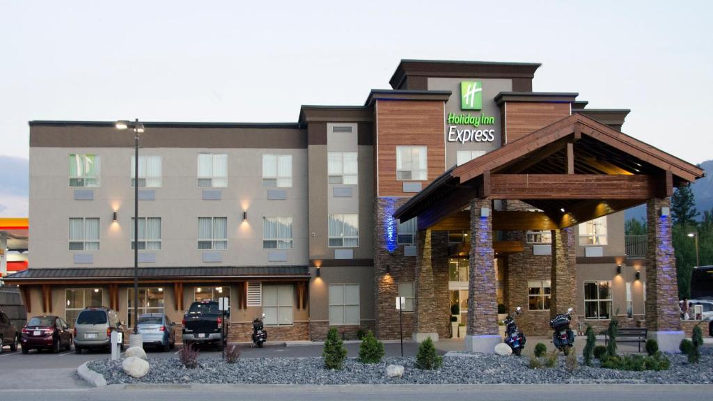Holiday Inn Express Golden-Kicking Horse by IHG - Housity