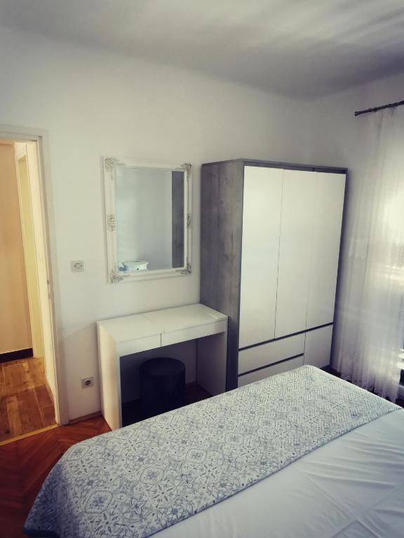 Posteľ alebo postele v izbe v ubytovaní Apartments Indira