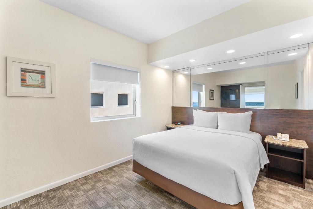 Crystal Beach Suites Miami Oceanfront Hotel - 
