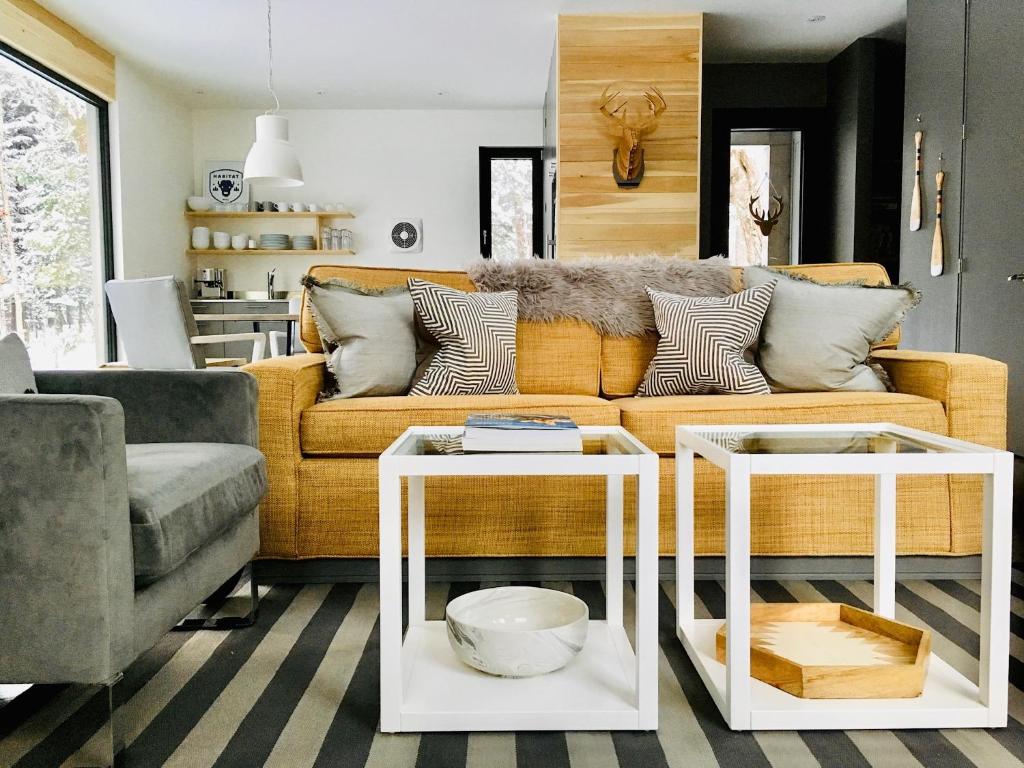 Posezení v ubytování Spahaus 7 Luxury Scandi Chalet, Hot Tub, EV Chrg