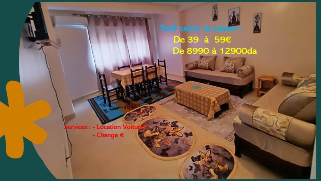 un salon avec un canapé et une table dans l'établissement BEJAIA Location Appartements de 49 à 59eur, à Béjaïa