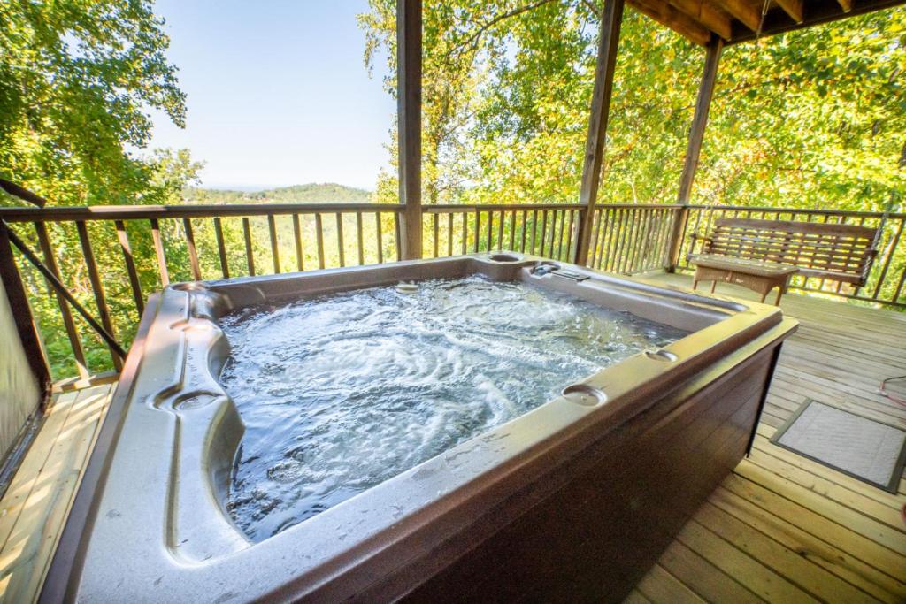 een hot tub op het terras van een huis bij Mountain Getaway 2 By Avada Properties in Sevierville