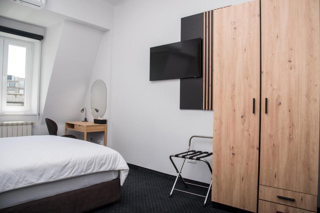 Postel nebo postele na pokoji v ubytování Republic Square Luxury Suites