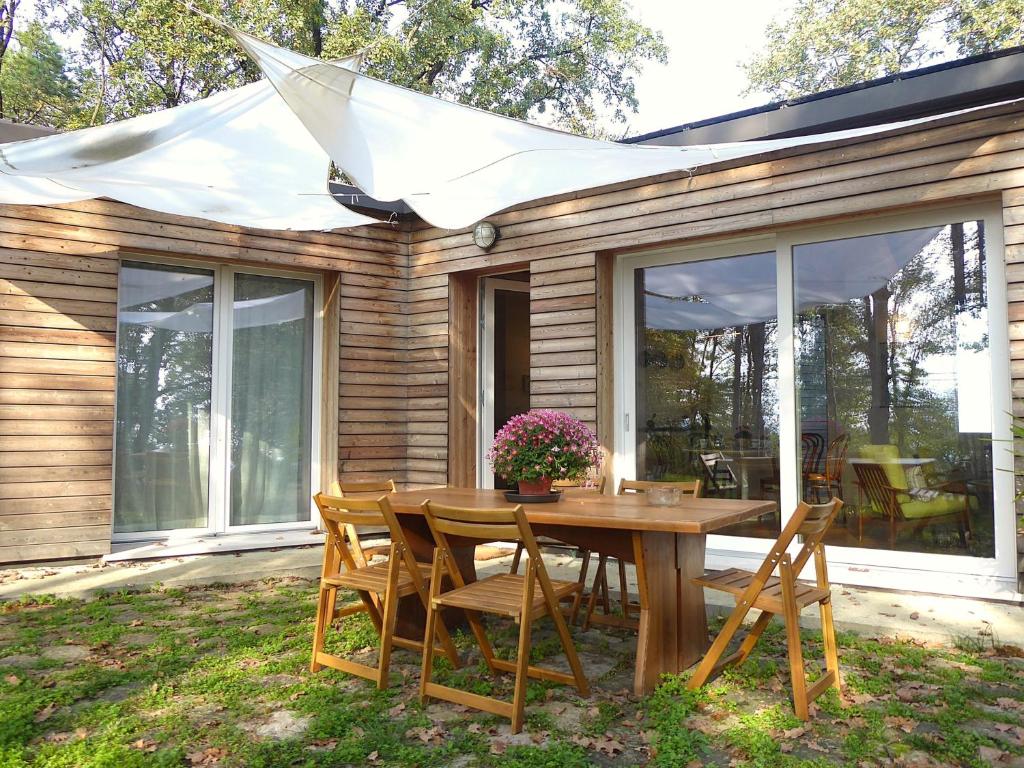 stół i krzesła przed domem w obiekcie Casa Delle Eriche, Colli Euganei, Pool, Wifi w mieście Teolo