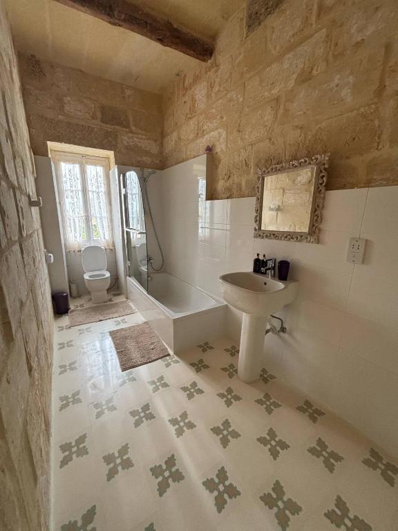 Un baño de House of Character - Room with a Pool view