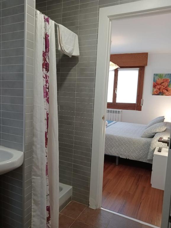 Posteľ alebo postele v izbe v ubytovaní Anguiano Habitaciones rurales con baño privado