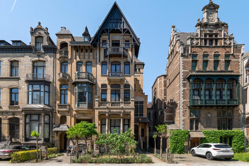 an old building in the city of chicago at B&B Baron Osy Suite Four Garden in Antwerp