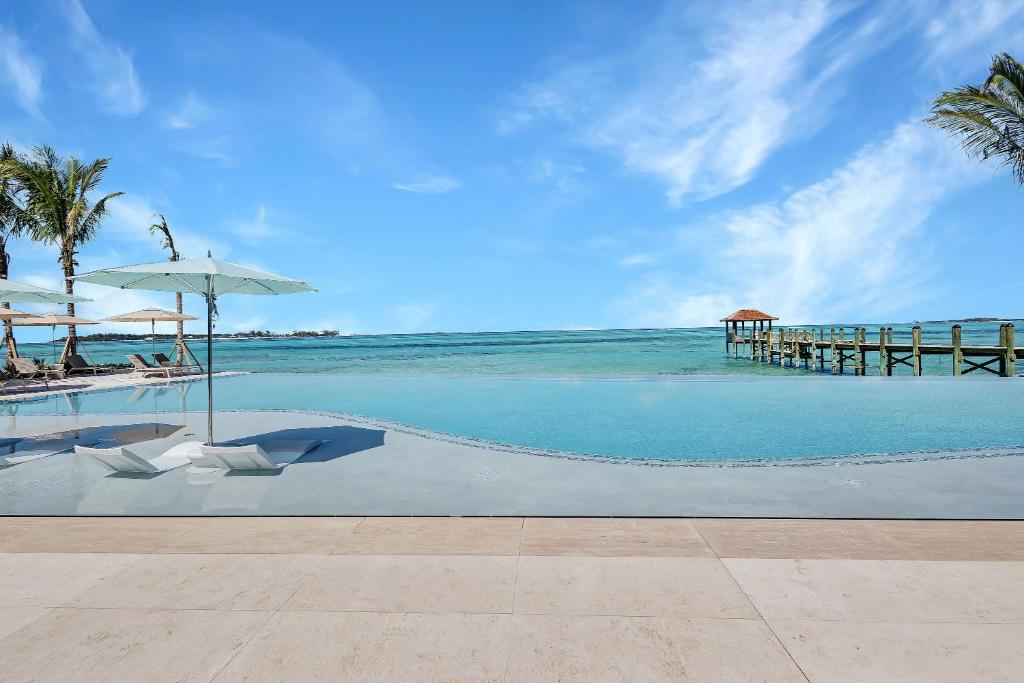 Piscina de la sau aproape de AQUALINA 1101 PENTHOUSE