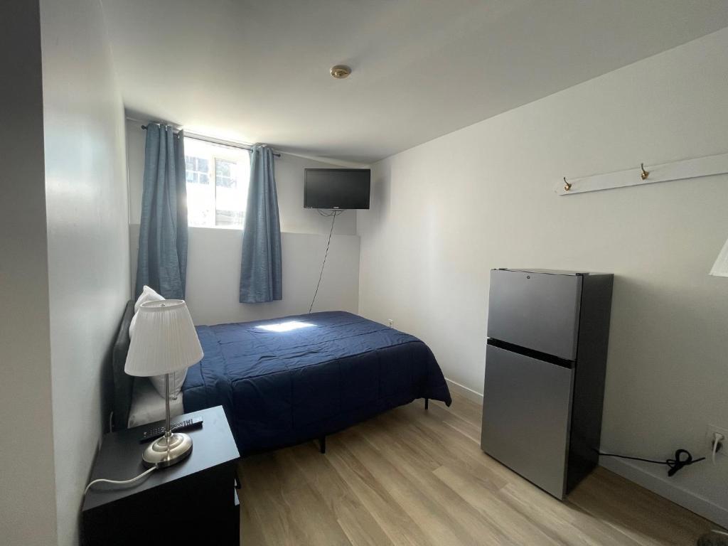 Una cama o camas en una habitación de Commons Inn