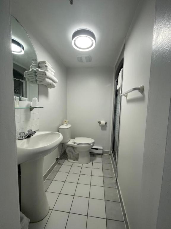 Un baño de Commons Inn