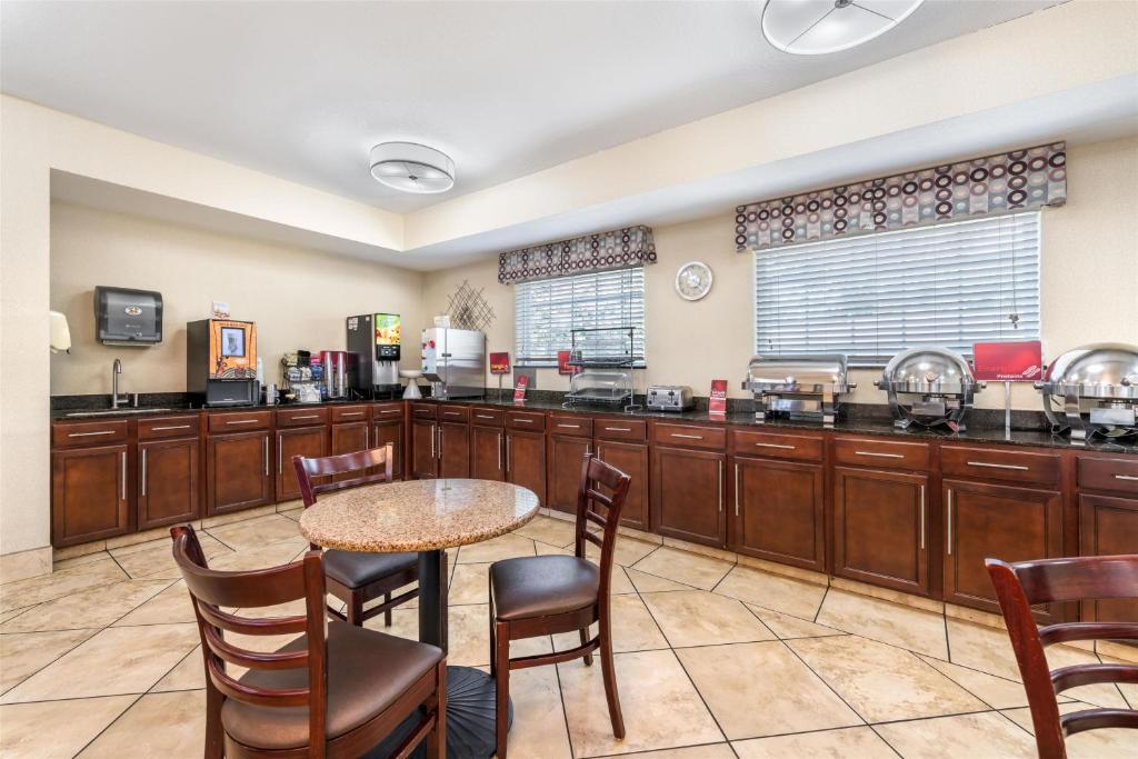 Best Western Plus Eastgate Inn & Suites photo