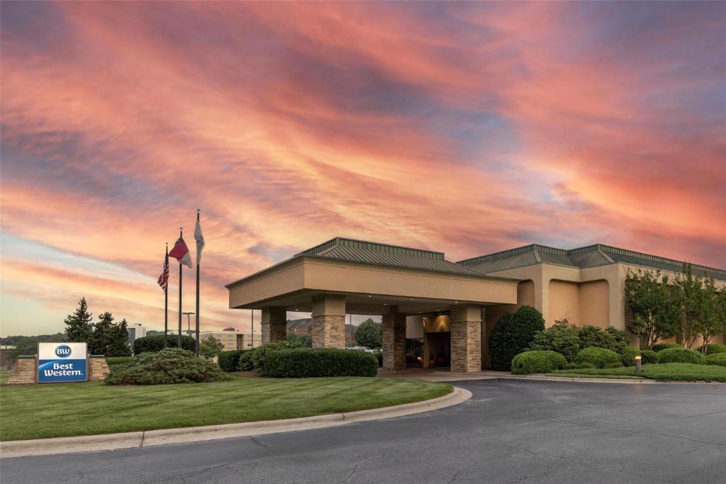 una representación de un hotel con un cielo nublado en Best Western Hickory, en Hickory