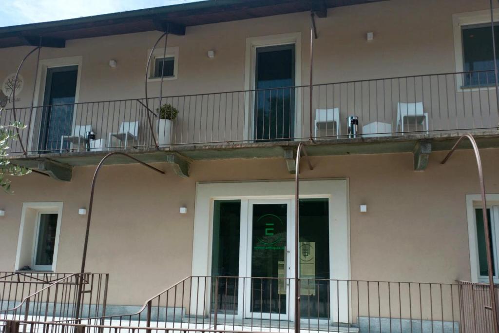 un edificio con balcone e sedie sopra di GIO' HOUSE a Fossano