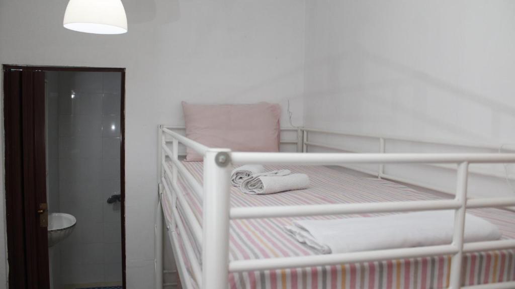 Una litera blanca en una habitación pequeña en StudioAretiCom Anogio with private Veranda In Front Of The Lovely Sea For Rent in Nea Plagia Chalkidiki Greece PlagiaStudiosEu, en Nea Plagia