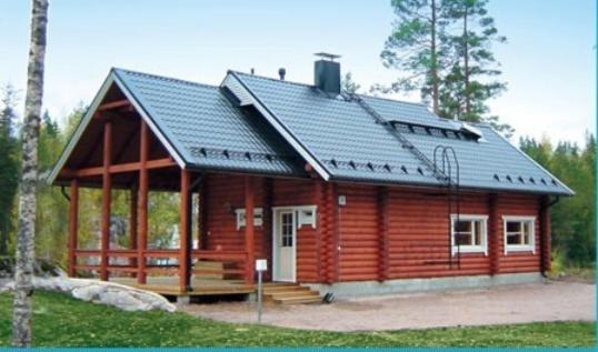 een blokhut met een veranda en een dak bij Serena Villas in Espoo