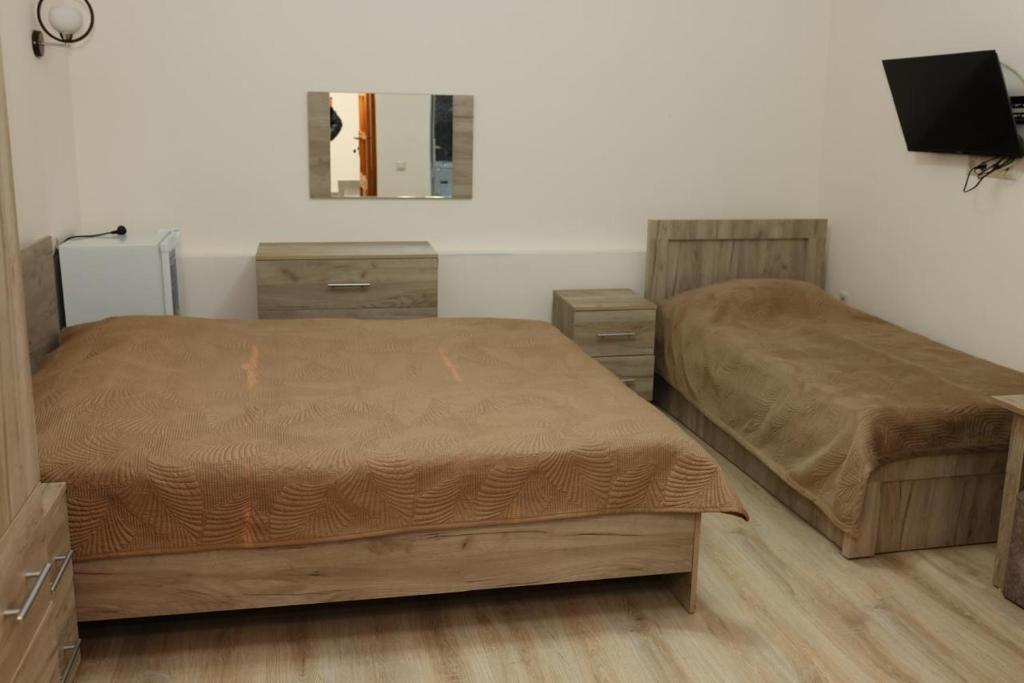 Postel nebo postele na pokoji v ubytování LyuArt Hotel