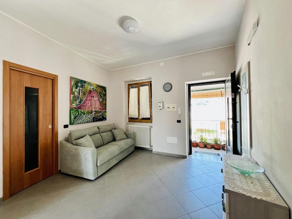 Corte San Giovanni - Alloggio per vacanza perfetta في فيتري: غرفة معيشة بها أريكة وطاولة