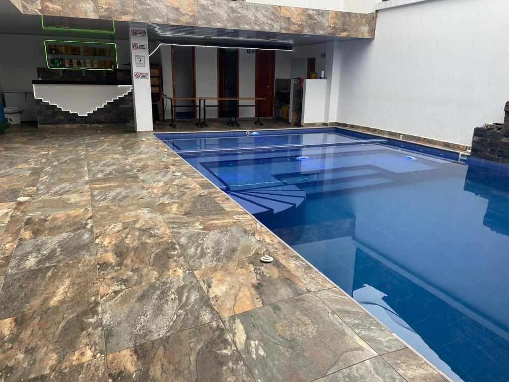 Bazén v ubytování Hotel maripipark nebo v jeho okolí