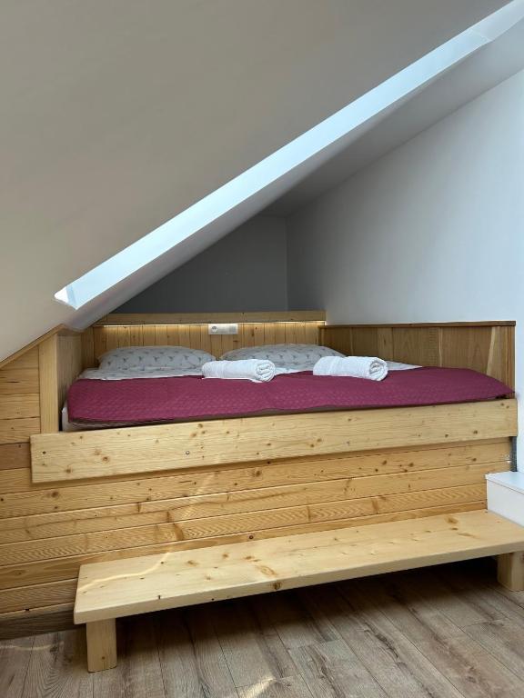Posteľ alebo postele v izbe v ubytovaní Apartmán Eliška Drevený raj