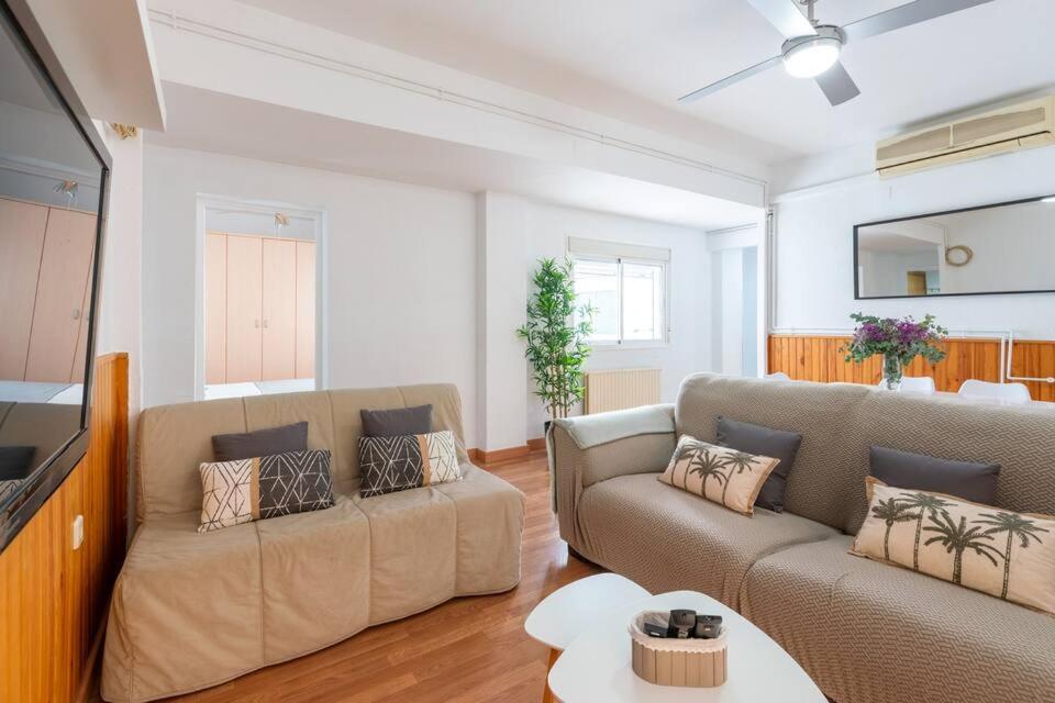 Hotel Amplio piso de 80m2 en pleno centro, a living room with two couches and a table at Amplio piso de 80m2 en pleno centro in Seville