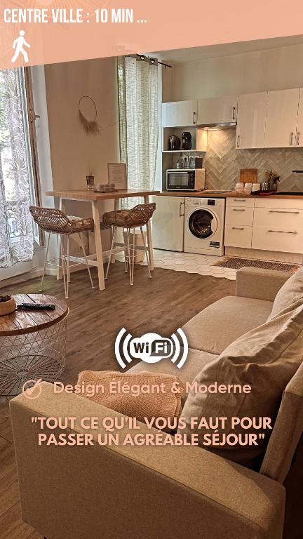 une cuisine et un salon avec un canapé et une table dans l'établissement Grand T1 de 38 m2 au design épurée, à Marseille